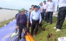 Phó Thủ tướng Phạm Bình Minh kiểm tra tuyến đê sông Chu bị rạn nứt