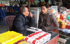 Du khách bị chèo kéo xem bói ở lễ hội Côn Sơn - Kiếp Bạc