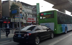 Hà Nội: Xe biển xanh lấn làn, đâm thẳng vào đuôi buýt nhanh BRT