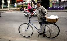 Cụ ông 87 tuổi bán lạc luộc để mua bánh mỳ phát từ thiện