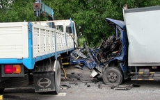 Cứu tài xế mắc kẹt trong cabin biến dạng sau tai nạn ở Sài Gòn
