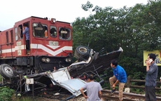 Hà Nội: Tàu hỏa tông nát bét xe tải, quốc lộ 1 đang tắc nghiêm trọng