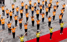 200 bạn trẻ hào hứng tham gia nhảy flashmob trong ngày Dân số Thế giới