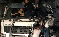 Quảng Ninh: Hai xe tải đâm nhau, tài xế mắc kẹt trong cabin cầu cứu