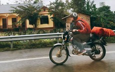 'Choáng' trước cảnh 2 anh Tây phóng xe như 'bay' trên cao tốc Nội Bài - Lào Cai