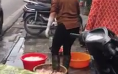 Rùng mình nhìn cảnh lòng lợn, món ăn khoái khẩu của người Hà Nội được làm sạch bằng... chân