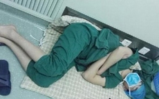 Xúc động hình ảnh bác sĩ ngủ gục trên sàn sau 28 tiếng phẫu thuật liên tục