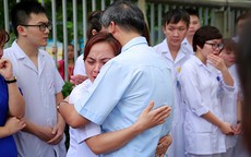 Bác sĩ Nguyễn Anh Trí về hưu, cả bệnh viện nghẹn ngào quyến luyến