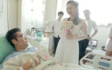 Mặc váy cưới đến bệnh viện cầu hôn bạn trai bị tai nạn xe