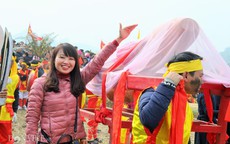 Du khách đua nhau sờ “của quý” lấy may trong lễ hội ở Lạng Sơn