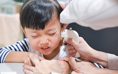 Nguy hiểm từ việc bấm lỗ tai làm đẹp cho bé ít cha mẹ nào nghĩ tới