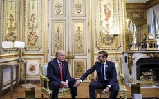 Phản ứng của ông Trump khi ông Macron vỗ đầu gối