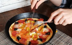 99% không biết cách ăn pizza chuẩn, rất dễ 'bị quê' giữa chốn đông người nếu bạn không biết điều này