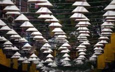 Hà Nội: Khách du lịch thảnh thơi dạo chơi giữa phố nón lá đẹp lung linh có một không hai
