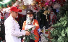 Người Sài Gòn tất bật mua đồ Giáng sinh, thông gần chục triệu bán chạy