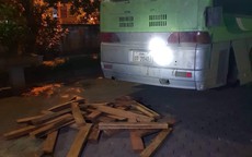 Hà Tĩnh: Bắt xe khách chở gỗ lậu từ Lào về Việt Nam