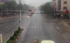 Mưa lớn, nhiều tuyến đường tại TP Vinh (Nghệ An) ngập nặng