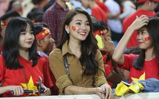 Bạn gái hotgirl của Phan Văn Đức đẹp mê mẩn trên khán đài Mỹ Đình