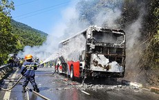 Cháy xe khách trên đèo Hải Vân, gần 30 người thoát nạn