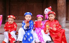 Mở tiết kiệm, đóng bảo hiểm cho con từ tiền lì xì