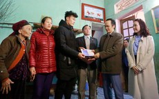 Ông Trịnh Văn Quyết tươi cười trao 500 triệu đồng tiền thưởng cho thủ môn Bùi Tiến Dũng