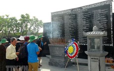 Dâng hương tại Khu tưởng niệm chiến sỹ Gạc Ma ở tỉnh Khánh Hòa