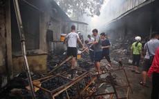 Vụ cháy chợ thiêu rụi hàng loạt ki ốt ở Hà Nội: Do người dân đốt hương ngày rằm hoặc chập cháy điện ?