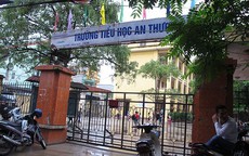 Thầy giáo bị bắt khẩn cấp vì "dâm ô 9 học sinh tiểu học" có vợ đẹp, con khôn