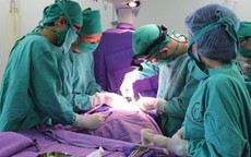 Phẫu thuật tim kín cứu bé gái 20 ngày tuổi còn ống động mạch lớn