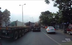 Kinh hoàng cuộn sắt hàng chục tấn trượt khỏi thùng hàng, 'cày' nát cabin xe container