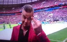 Robbie Williams bị chỉ trích vì giơ 'ngón tay thối' ở khai mạc World Cup