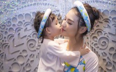 Con gái 20 tháng tuổi của Hồng Quế diện áo dài đáng yêu, chững chạc theo mẹ chạy show