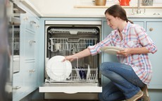 Xếp bát đĩa vào máy rửa bát thế nào mới đúng?