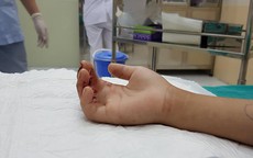 Hà Nội: Bé 9 tuổi suýt mất ngón tay khi bị kẹt vào thang máy