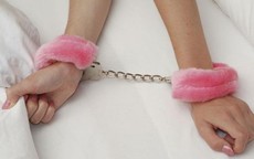 Kinh hoàng vì bị chồng ép xem phim sex để phục vụ như nô lệ tình dục