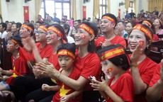 Người dân quê đội mưa đến nhà văn hóa xã tiếp lửa cho Olympic Việt Nam