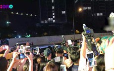 Noo Phước Thịnh toát mồ hôi vì fan phấn khích, vây kín đến tắc đường Hà Nội