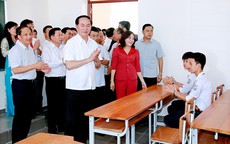 Xúc động hình ảnh Chủ tịch nước Trần Đại Quang ở ngôi trường cũ