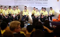 Đội bóng Thái gặp lại các thợ lặn cứu mạng