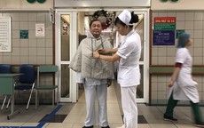 Hà Nội: Nhân viên y tế may áo ấm cho bệnh nhân chống chọi giá rét