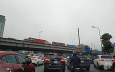 Tắc đường kinh hoàng ở Hà Nội sáng nay: 'Qua 20 cái đèn xanh rồi mà vẫn không thể di chuyển'