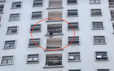Giải cứu một phụ nữ kẹt ở lan can tầng 10 chung cư vì nhảy lầu tự tử