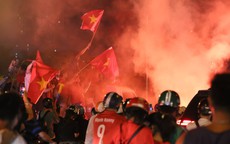 Mới đá vòng loại, CĐV vẫn đổ ra đường mừng chiến thắng của tuyển Việt Nam như thể đã được dự World Cup