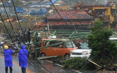 Hình ảnh tang thương của Nhật Bản khi siêu bão châu Á - siêu bão mạnh nhất thế kỷ chưa vào đất liền nhưng đã ảnh hưởng nặng nề