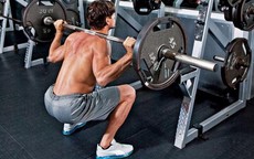 Squat liên tục, nam sinh đi tiểu màu đỏ thẫm, phải nhập viện lọc máu