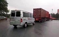 Hà Nội: Xe khách, xe container “rủ nhau” đi ngược chiều