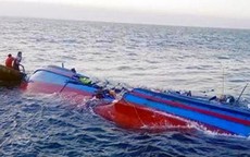 Cứu sống 12 người trong vụ chìm tàu ở Hà Tĩnh