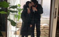Rocker Nguyễn công khai ảnh hôn bạn gái sau tin đồn yêu Hoàng Thùy