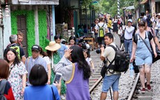 Hà Nội: Phố "đường tàu" Phùng Hưng bất ngờ đông như kiến sau thông tin dẹp bỏ