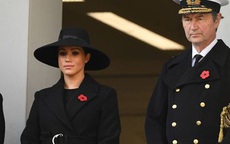 Lý do Meghan không đứng cùng Nữ hoàng và chị dâu Kate